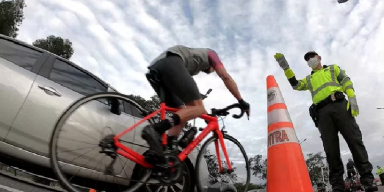 Muchos ciclistas porteños no respetan semáforos y peatones