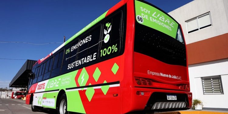 Presentaron el primer colectivo eléctrico con batería de litio en el país