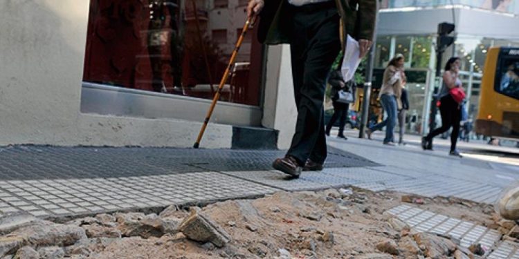 Lanzan licitación para inspeccionar obras en veredas en CABA