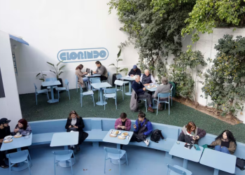 Dentro de un edificio histórico, un patio le rinde culto a Clorindo Testa