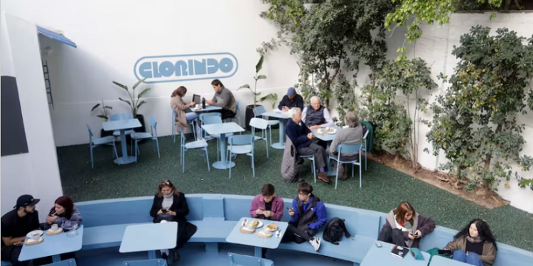 Dentro de un edificio histórico, un patio le rinde culto a Clorindo Testa