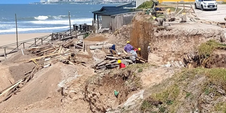 Vecinos se oponen a obras en una playa pública