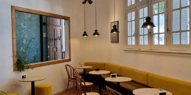 Café bohemio frente al Parque Independencia