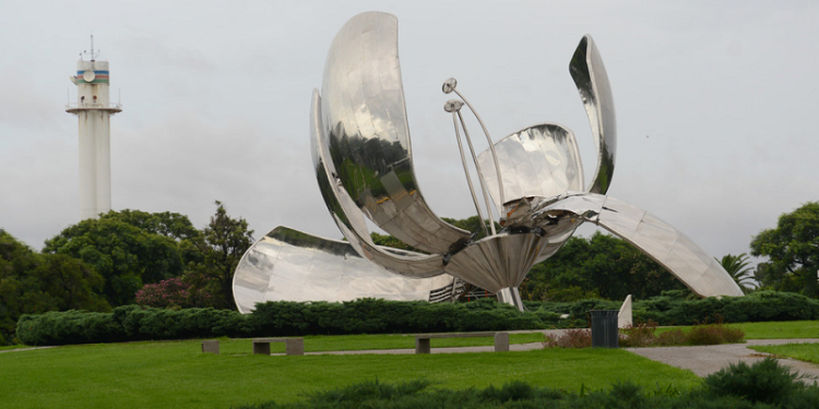 Empezaron los trabajos para reparar la Floralis de Palermo