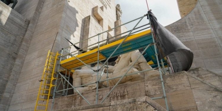 Por atraso en pagos paralizaron obras del Monumento a la Bandera