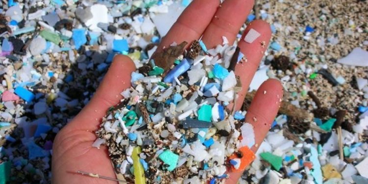 El impacto ambiental de los microplásticos en el mar