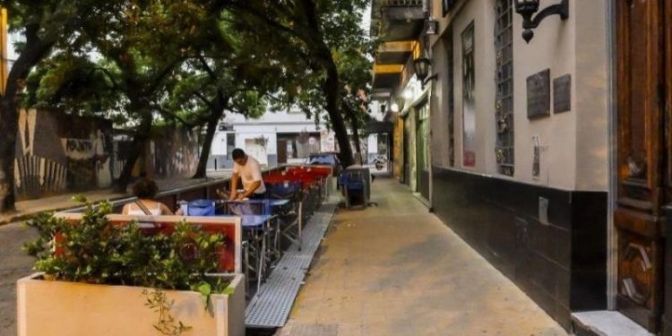 La Ciudad busca regular los decks de bares y restaurantes