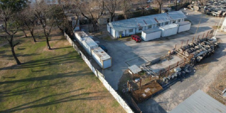 Techint retiró el cartel del obrador del Parque Uriburu