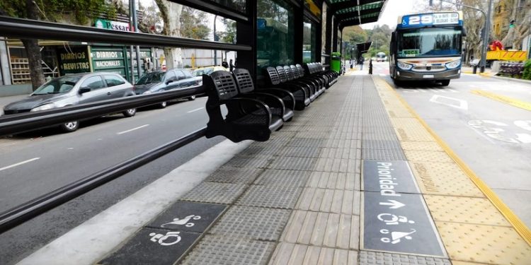 Incorporan pictogramas de accesibilidad en colectivos porteños