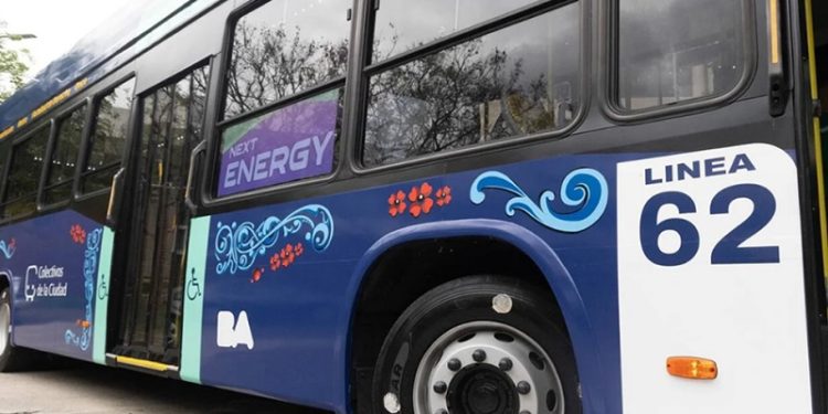 El ploteo de colectivos porteños, ¿beneficia al usuario?