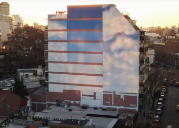 El mural que convirtió en cielo una medianera