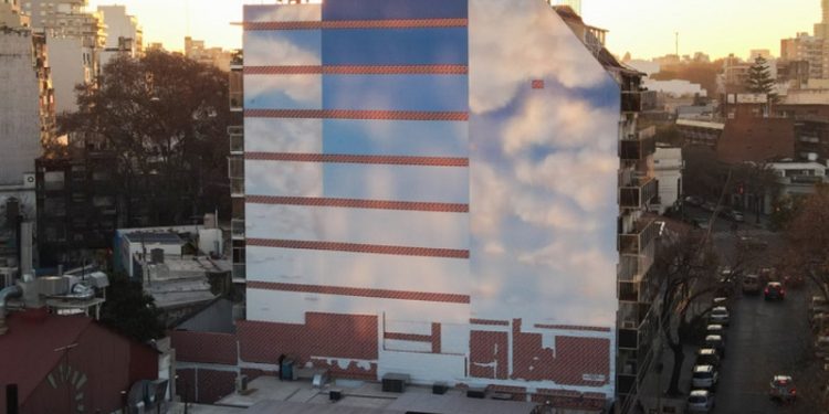 El mural que convirtió en cielo una medianera